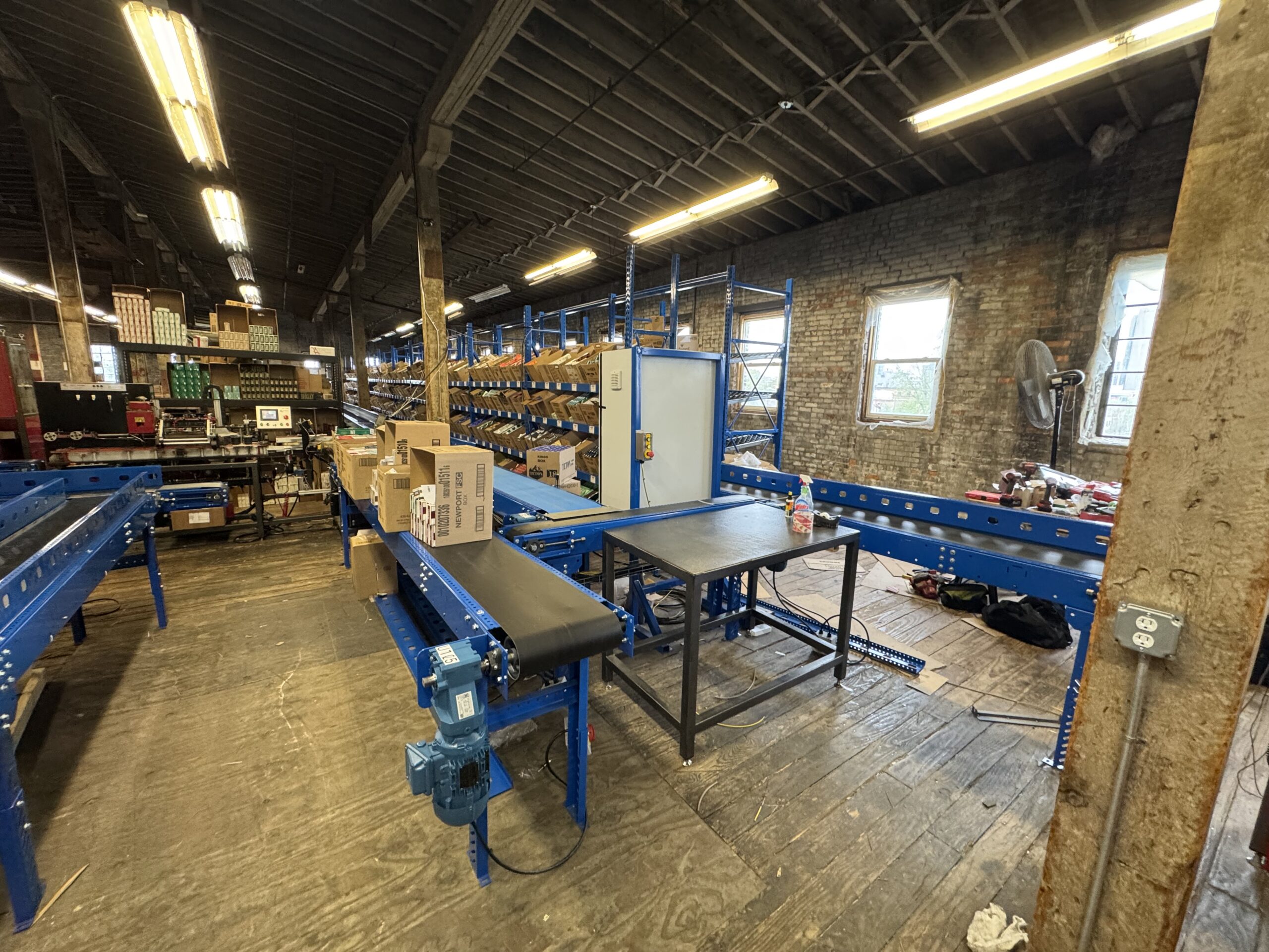 Belt conveyor and control panel installed in the stamping area of the distribution center